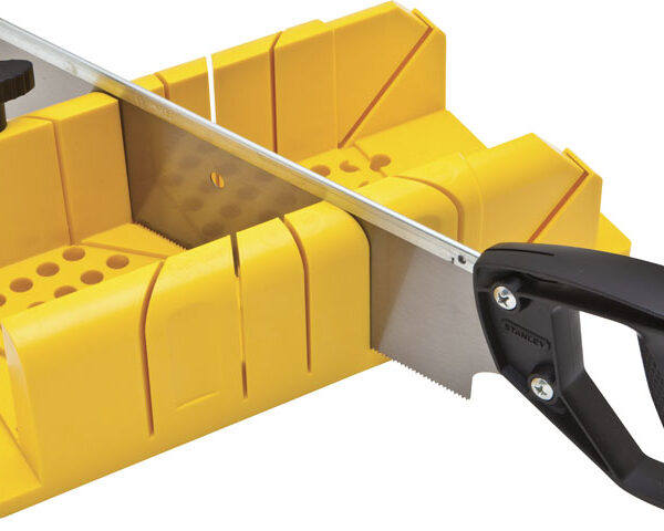 SKRZYNKA UCIOSOWA Z TWORZYWA Z PIŁĄ GRZBIETNICĄ, KOŁKI MOC.